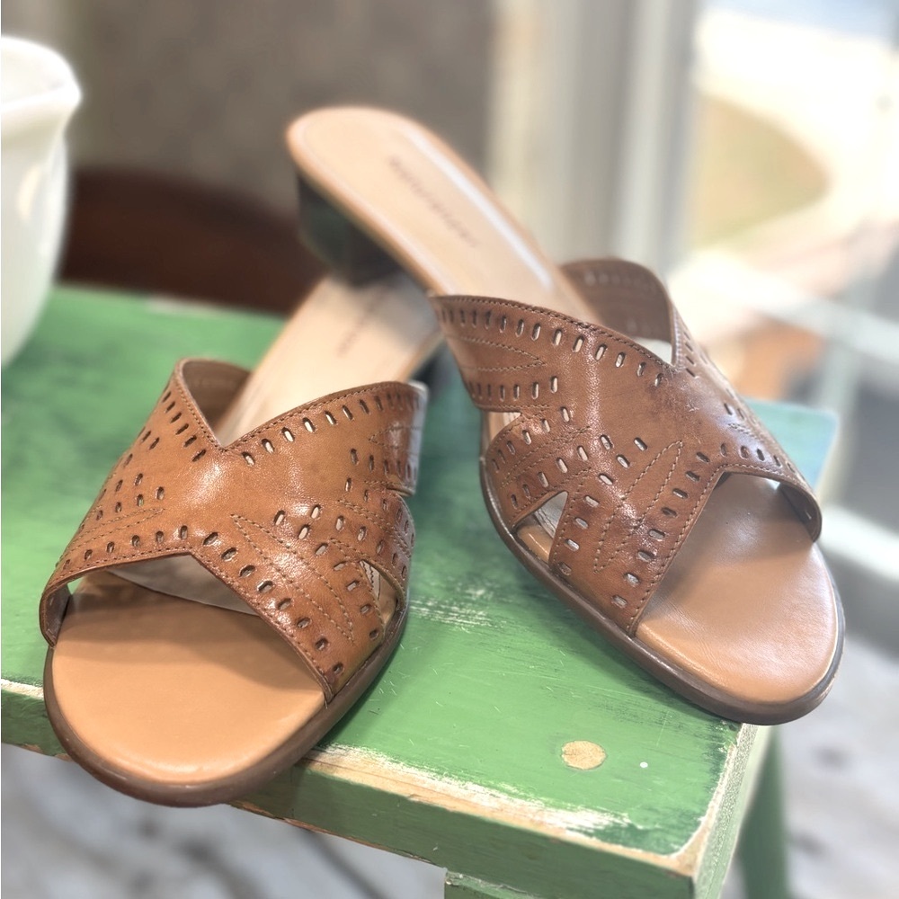 Naturalizer Leather Slip-On Sandals. Women's Sz 8. Neutral | Brown | Trendy